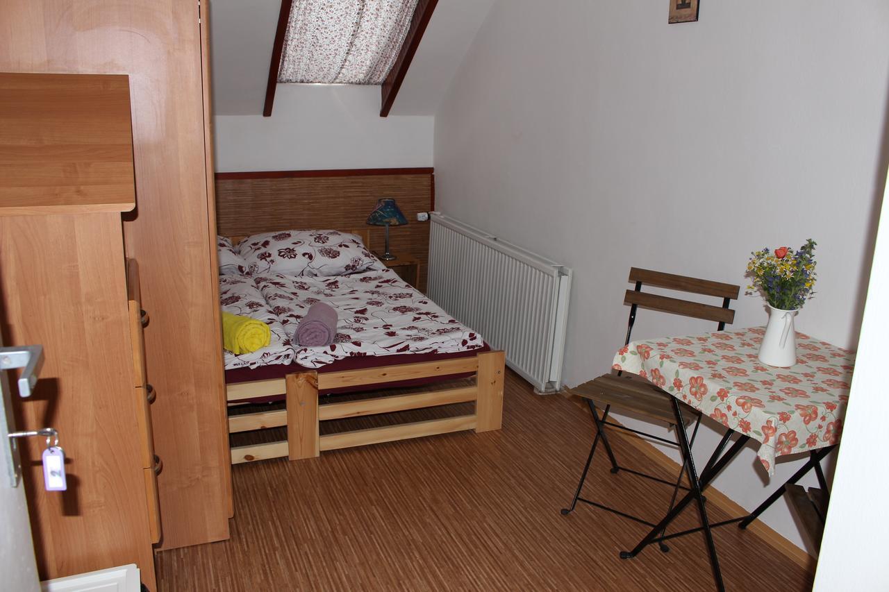 Penzion Bulhary S Vinnym Sklepem Exterior foto